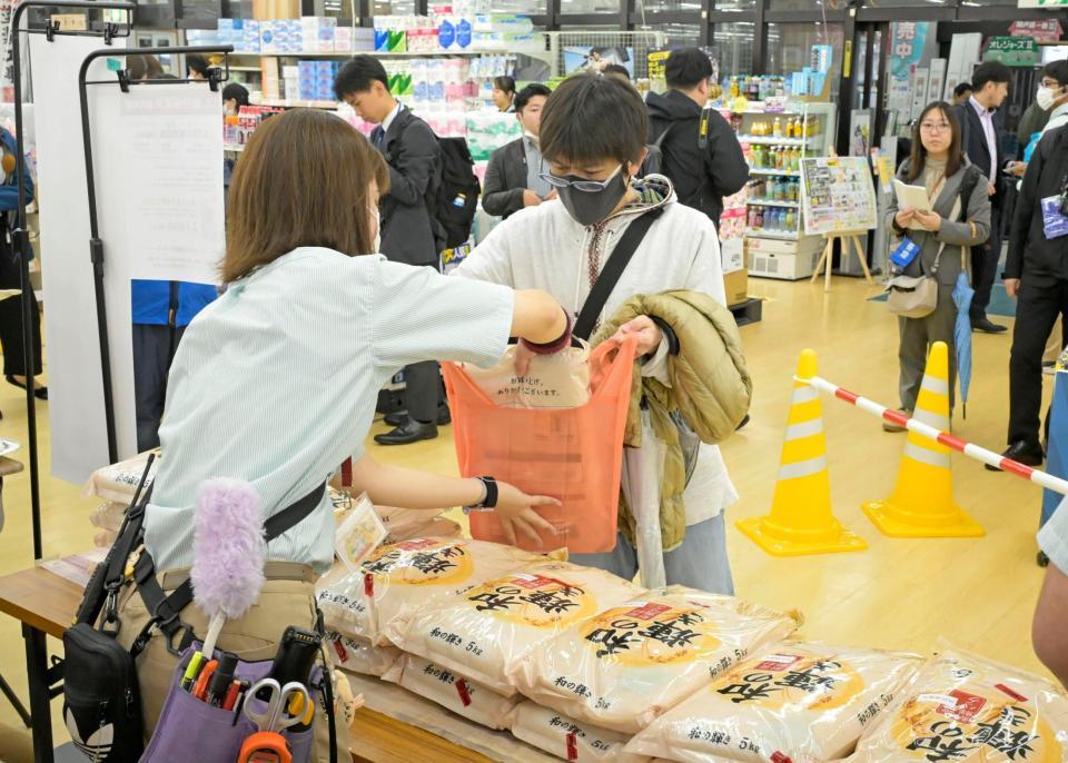 　仙台市の「ダイシン幸町店」で、店頭販売が始まった備蓄米を購入する客＝31日午前