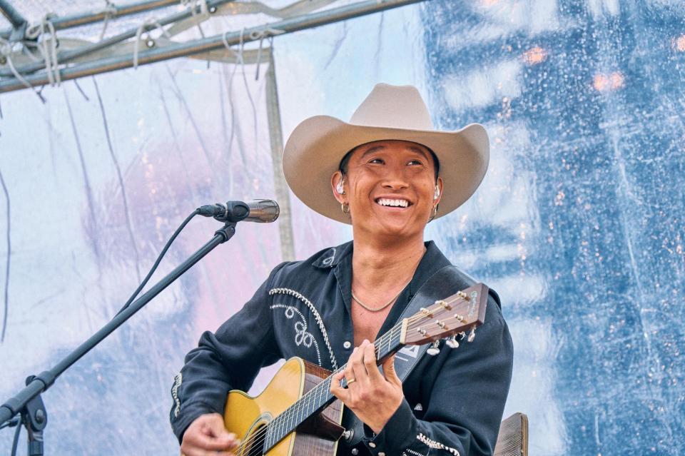 　笑顔を見せる平井大