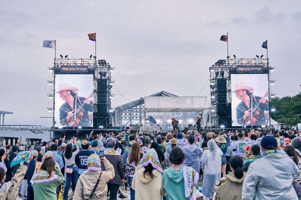 　会場を盛り上げる平井大