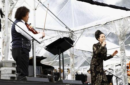 　共演する葉加瀬太郎（左）と坂本冬美