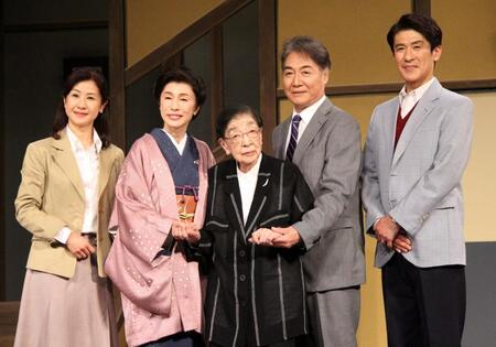 　取材に応じた（左から）小林綾子、久本雅美、石井ふく子さん、羽場裕一、丹羽貞仁