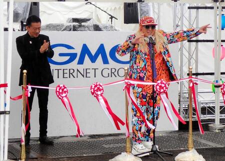 　スピーチするＤＪ　ＫＯＯ（右）と拍手を送る瀧藤雅朝・日本音楽事業者協会会長