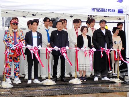 　テープカットを行う（左から）ＤＪ　ＫＯＯ、橋口誠・ＧＭＯインターネットグループ専務、瀧藤雅朝・日本音楽事業者協会会長、松澤香・渋谷区副区長、Ｚｅｅｂｒａ