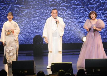 　「北酒場」を熱唱する（左から）杜このみ、細川たかし、水森かおり