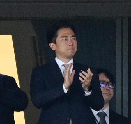 　観戦する小泉農相