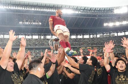 　胴上げされるＢＬ東京のリーチ・マイケル（撮影・佐々木彰尚）