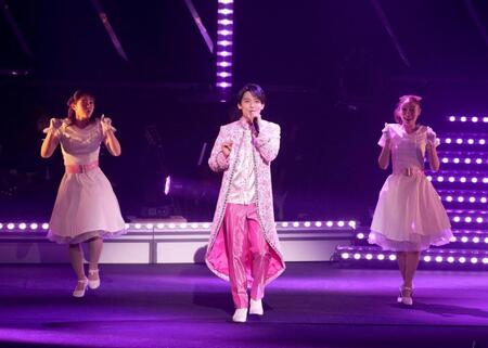 　女性ダンサーとコラボする辰巳ゆうと