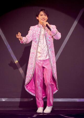 　熱唱中の辰巳ゆうと