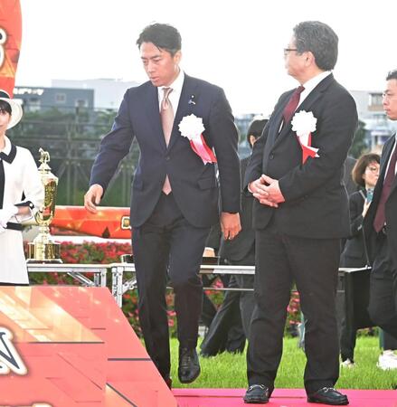 　ダービーの表彰式に姿を見せた小泉進次郎農林水産大臣（撮影・持木克友）