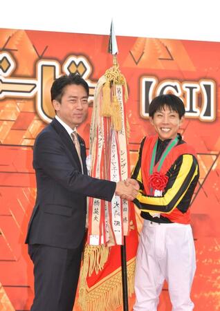 　日本ダービーを制した北村友（右）と握手を交わす小泉進次郎農林水産大臣（撮影・持木克友）