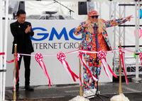 　スピーチするＤＪ　ＫＯＯ（右）と拍手を送る瀧藤雅朝・日本音楽事業者協会会長