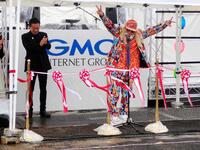 　ダブルピースを出すＤＪ　ＫＯＯ（右）と拍手を送る瀧藤雅朝・日本音楽事業者協会会長