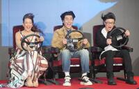 　強風を体験する（左から）ＬｉＬｉＣｏ、森本慎太郎、森川智之