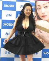 　１３年ぶりの写真集「ふた　たび」を発売した小向美奈子