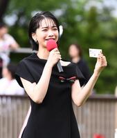 　ミュージアムマイルの馬券を悔しそうに見せる見上愛（撮影・園田高夫）