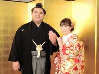 　結婚指輪を見せる高安（左）と杜このみ夫人＝２０２３年６月