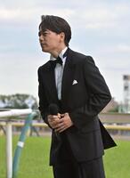 　君が代独唱する山崎育三郎（撮影・持木克友）