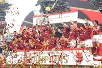 　優勝し喜ぶＢＬ東京の選手（撮影・佐々木彰尚）