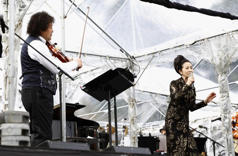 　共演する葉加瀬太郎（左）と坂本冬美