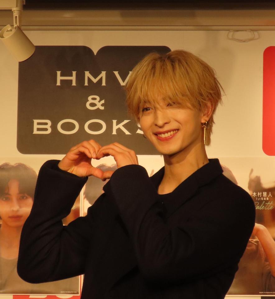 　初の写真集の発売記念イベントを行ったＦＡＮＴＡＳＴＩＣＳの木村慧人