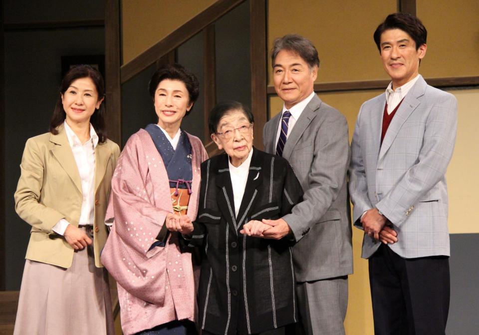 　取材に応じた（左から）小林綾子、久本雅美、石井ふく子さん、羽場裕一、丹羽貞仁