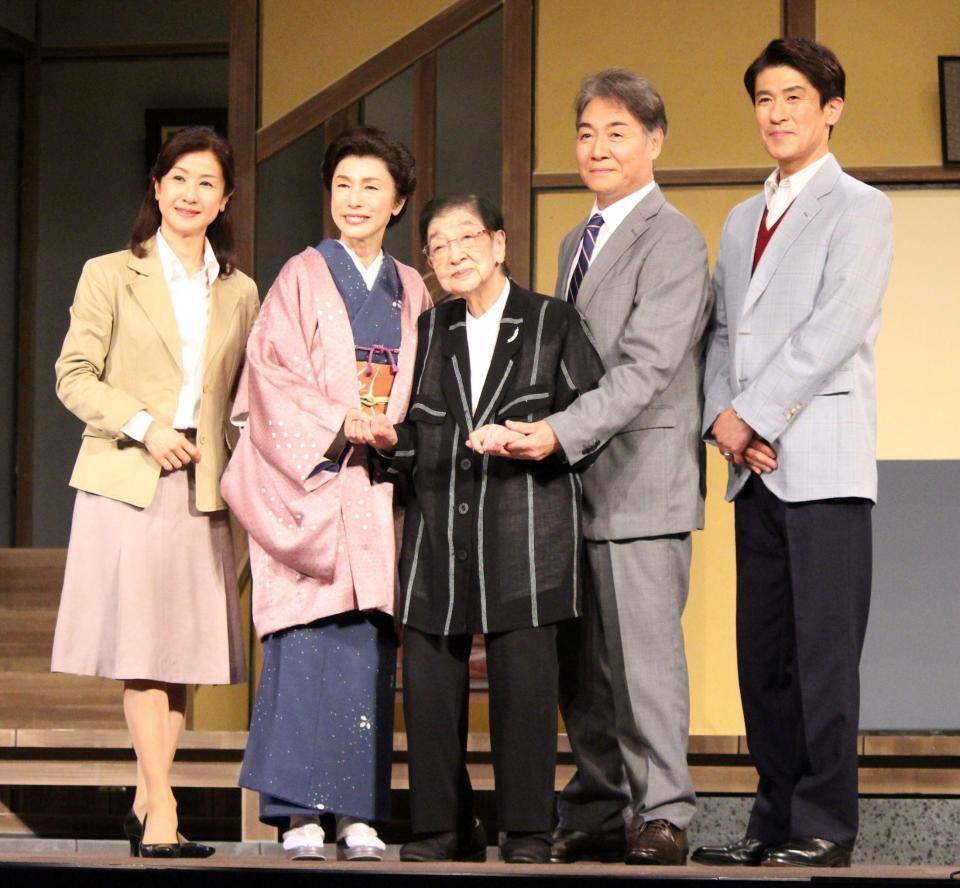 　取材に応じた（左から）小林綾子、久本雅美、石井ふく子さん、羽場裕一、丹羽貞仁
