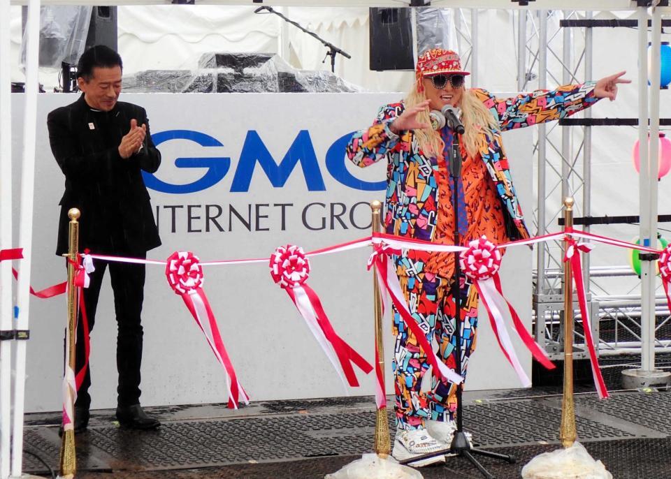 　スピーチするＤＪ　ＫＯＯ（右）と拍手を送る瀧藤雅朝・日本音楽事業者協会会長