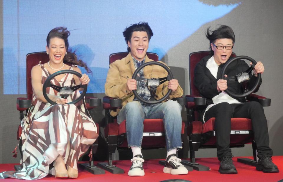 　強風を体験する（左から）ＬｉＬｉＣｏ、森本慎太郎、森川智之