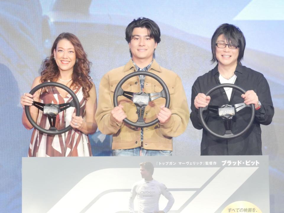 　ハンドルを持って撮影に応じた（左から）ＬｉＬｉＣｏ、森本慎太郎、森川智之