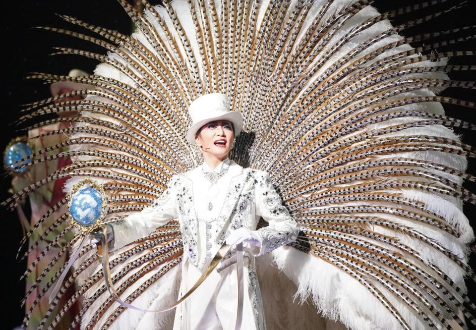 　フィナーレで羽根を背負い、思い出の詰まった大劇場を見渡す礼真琴