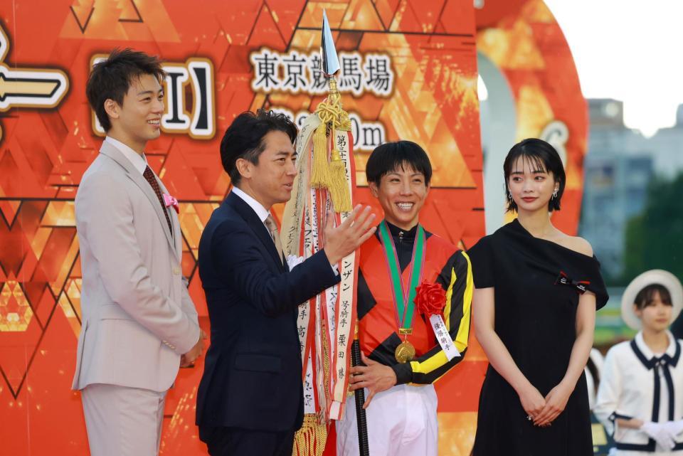 　記念写真に納まる（左から）竹内涼真、小泉進次郎農水大臣、北村友、見上愛（撮影・石湯恒介）