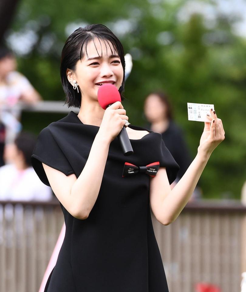 　ミュージアムマイルの馬券を悔しそうに見せる見上愛（撮影・園田高夫）