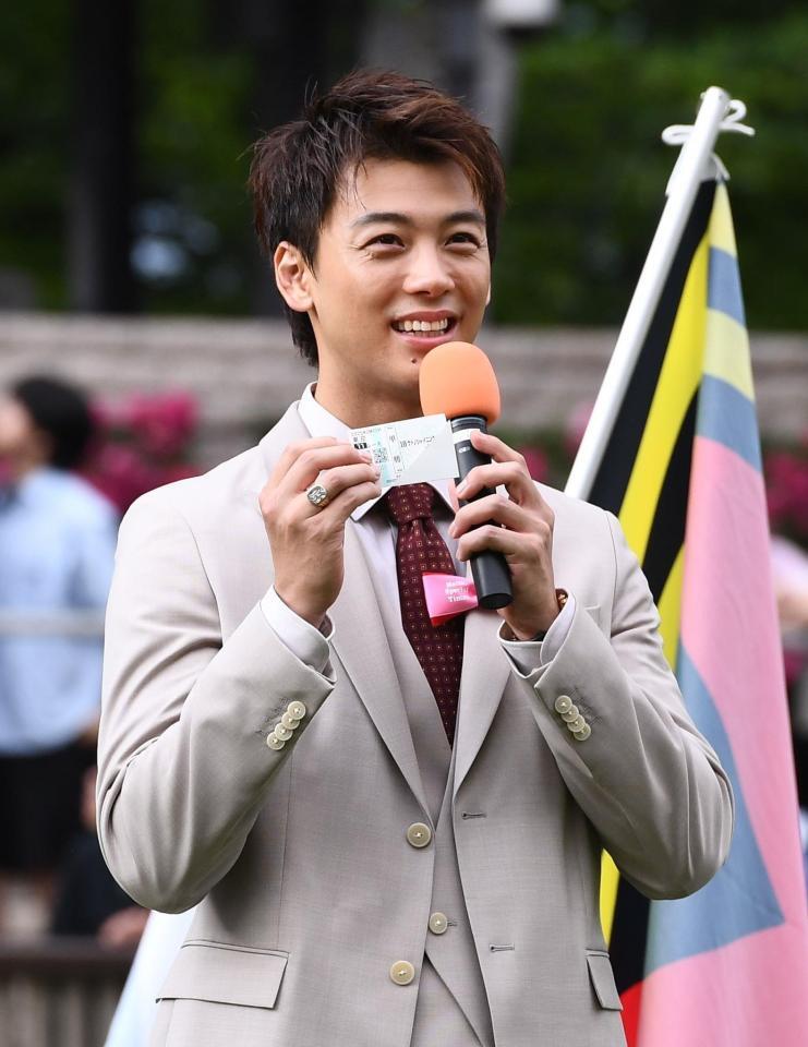 　サトノシャイニングの馬券の披露する竹内涼真（撮影・園田高夫）