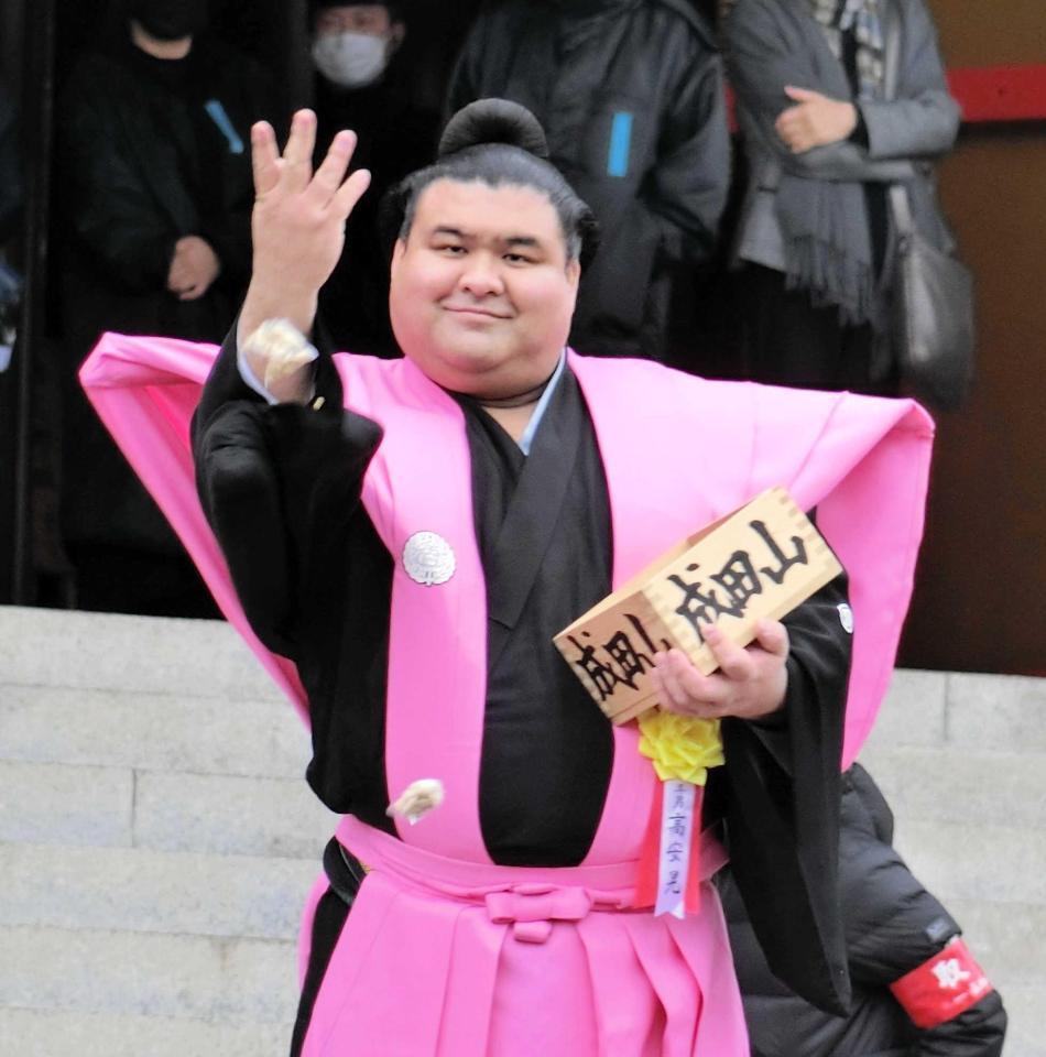 ２３年２月、成田山節分会で豆をまく高安