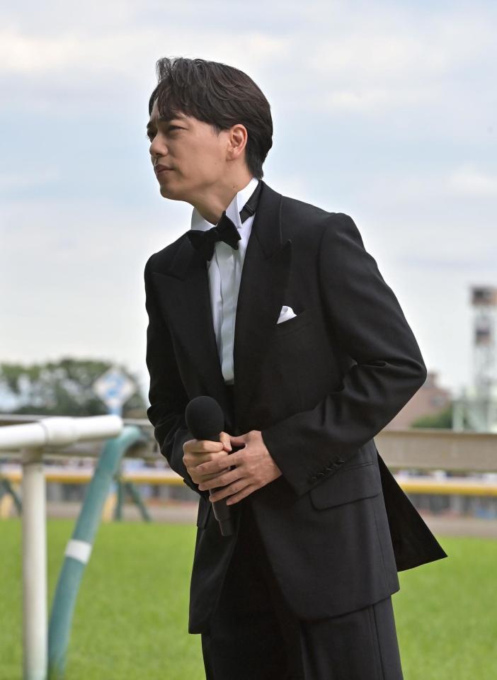 　君が代独唱する山崎育三郎（撮影・持木克友）