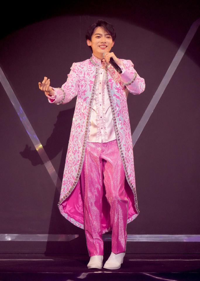 　熱唱中の辰巳ゆうと