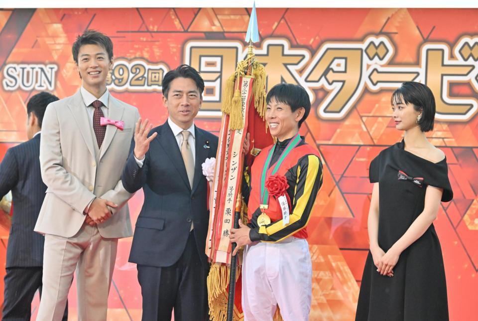 　表彰式で並ぶ（左から）竹内涼真、小泉農相、北村友、見上愛