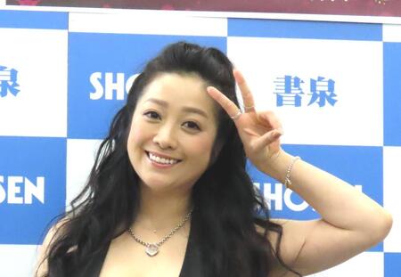 　１３年ぶりの写真集「ふた　たび」を発売した小向美奈子