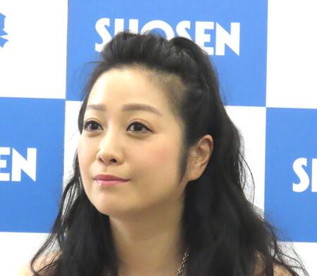 　１３年ぶりの写真集「ふた　たび」を発売した小向美奈子