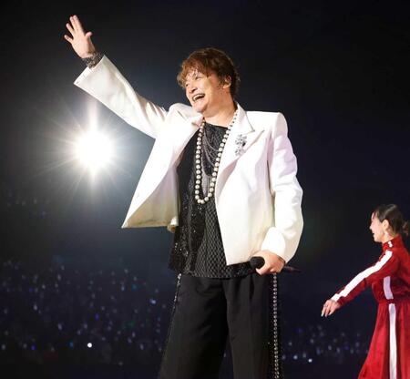 　声援に笑顔で応える香取慎吾