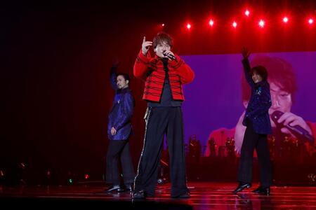 　パフォーマンスをする香取慎吾