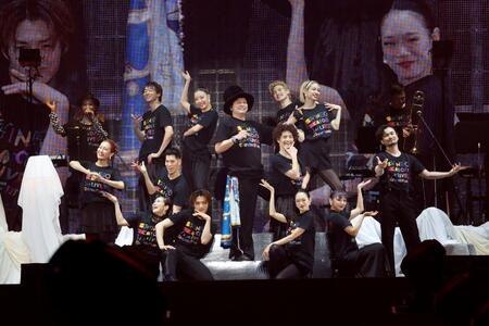 　パフォーマンスをする香取慎吾（中央）