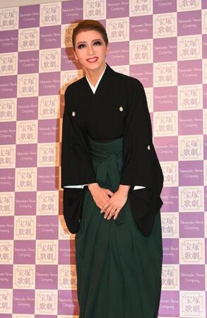 　会見を終え、一礼する礼真琴（撮影・高部洋祐）