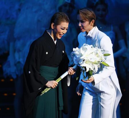 　次期トップの暁千星（右）から花束を受け取る礼真琴