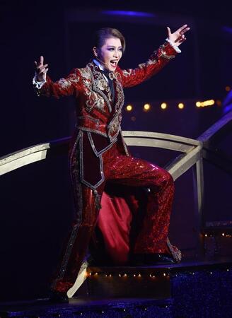 　サヨナラショーで輝きを放つ礼真琴