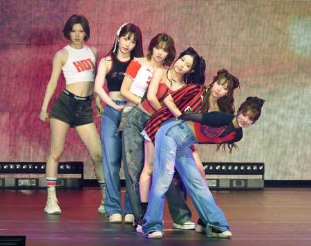 　ＮＭＩＸＸの（左から）ベイ、ヘウォン、リリー、キュジン、ジウ、ソリュン（撮影・堀内翔）