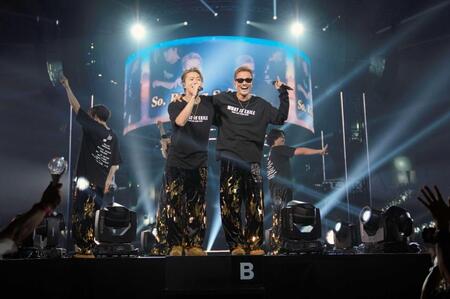 　ＥＸＩＬＥ　ＴＡＫＡＨＩＲＯ（左）と肩を組んで熱唱するＥＸＩＬＥ　ＡＴＳＵＳＨＩ