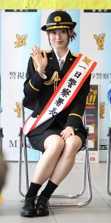 　一日警察署長を務めた井本彩花