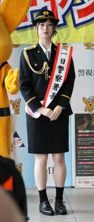 　一日警察署長を務めた井本彩花