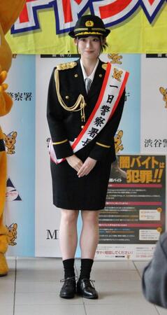 　一日警察署長を務めた井本彩花